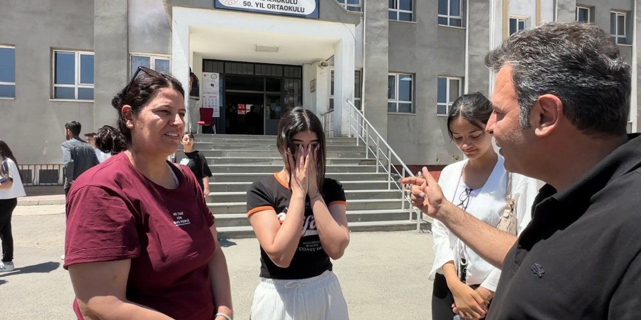 Yüksekova'da YKS çıkışı duygusal anlar