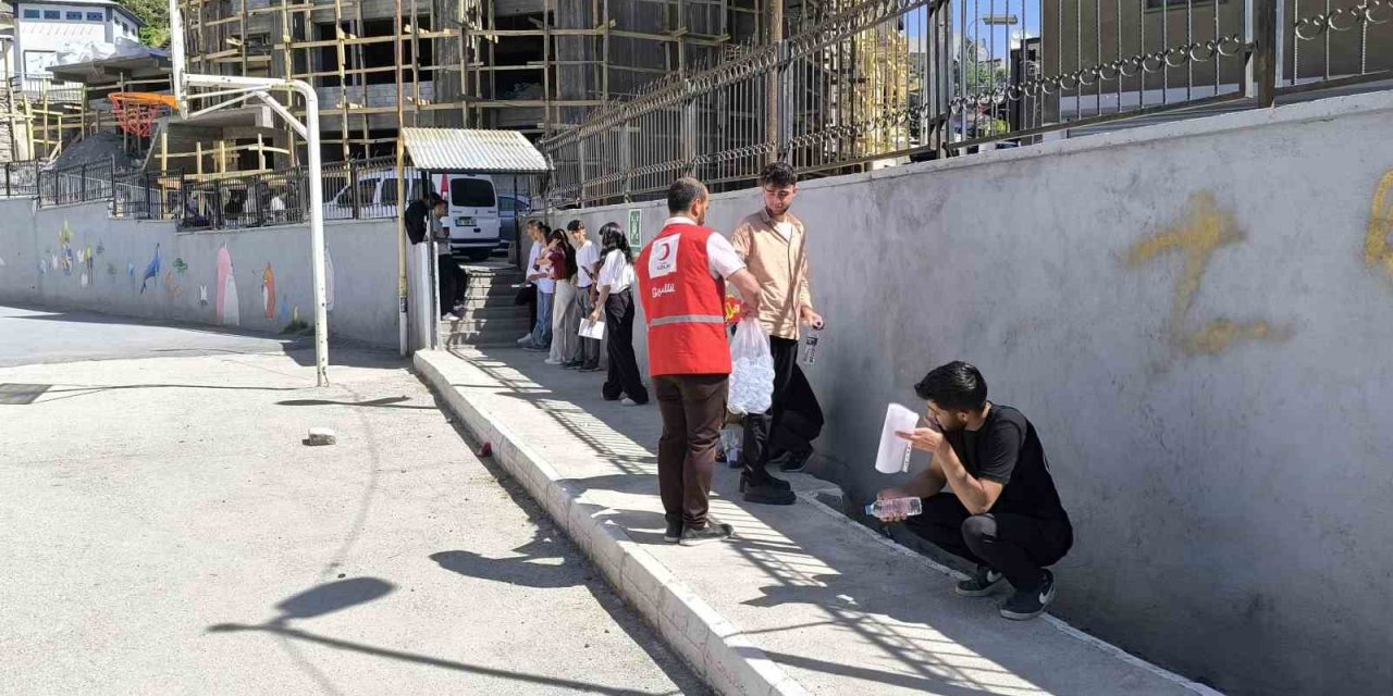 Hakkari Kızılay Şubesi'nden YKS adaylarına moral desteği