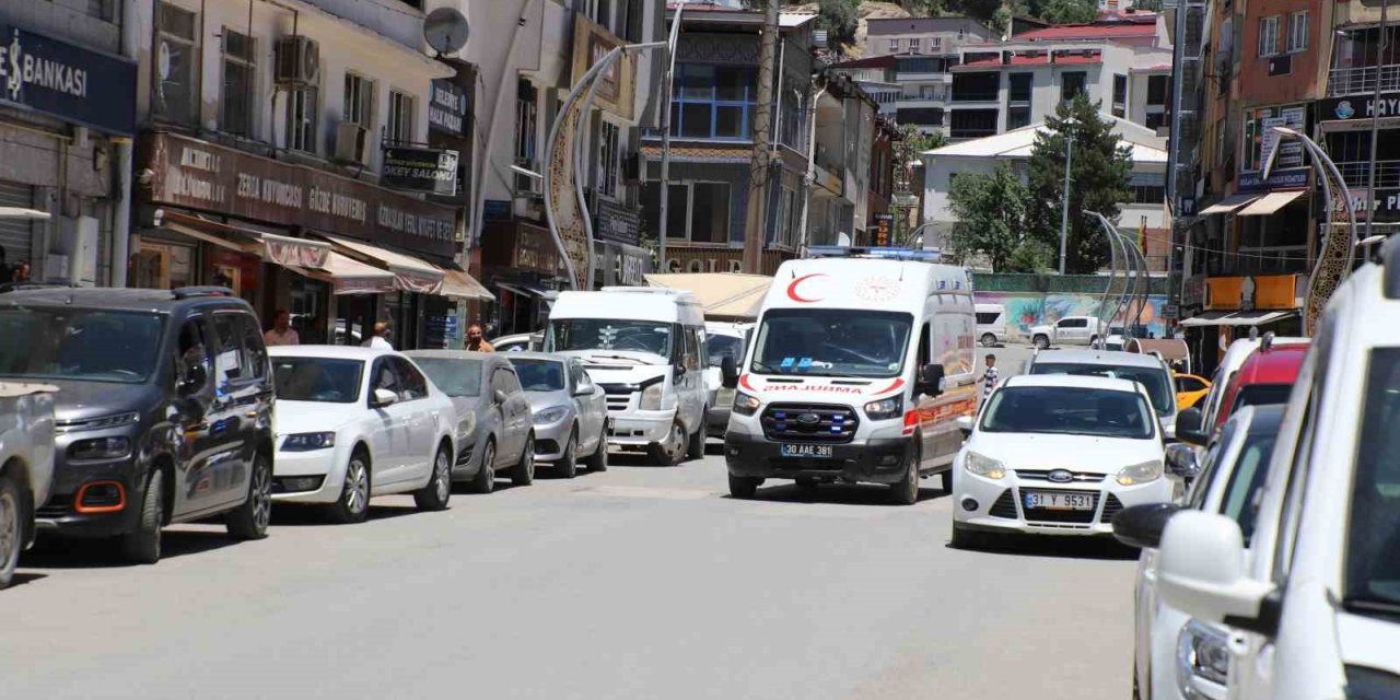 Hakkari'nin Irak sınır hattında askeri araç kaza yaptı: 8 asker yaralandı