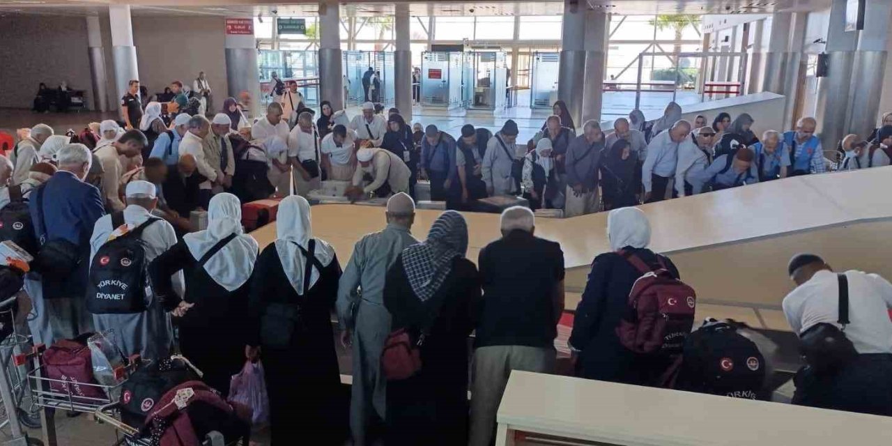 Hac ibadetini tamamlayan 145 kişilik hacı kafilesi Adıyaman’a ulaştı