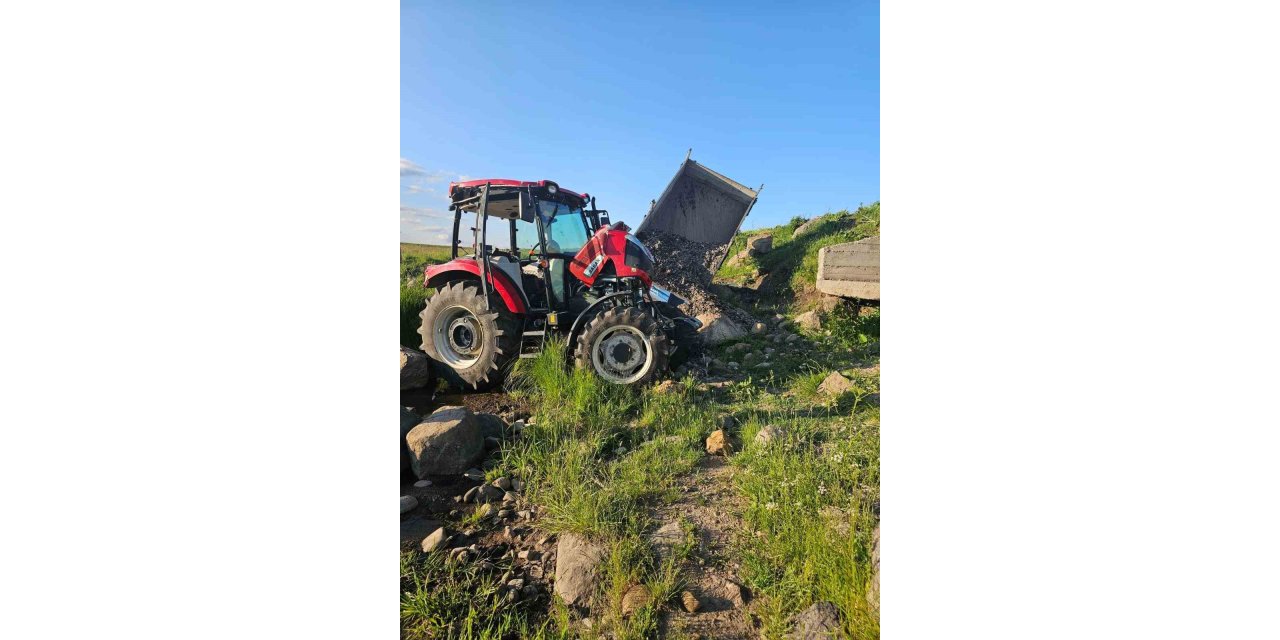 Kars'ta traktör şarampole devrildi: 2 yaralı