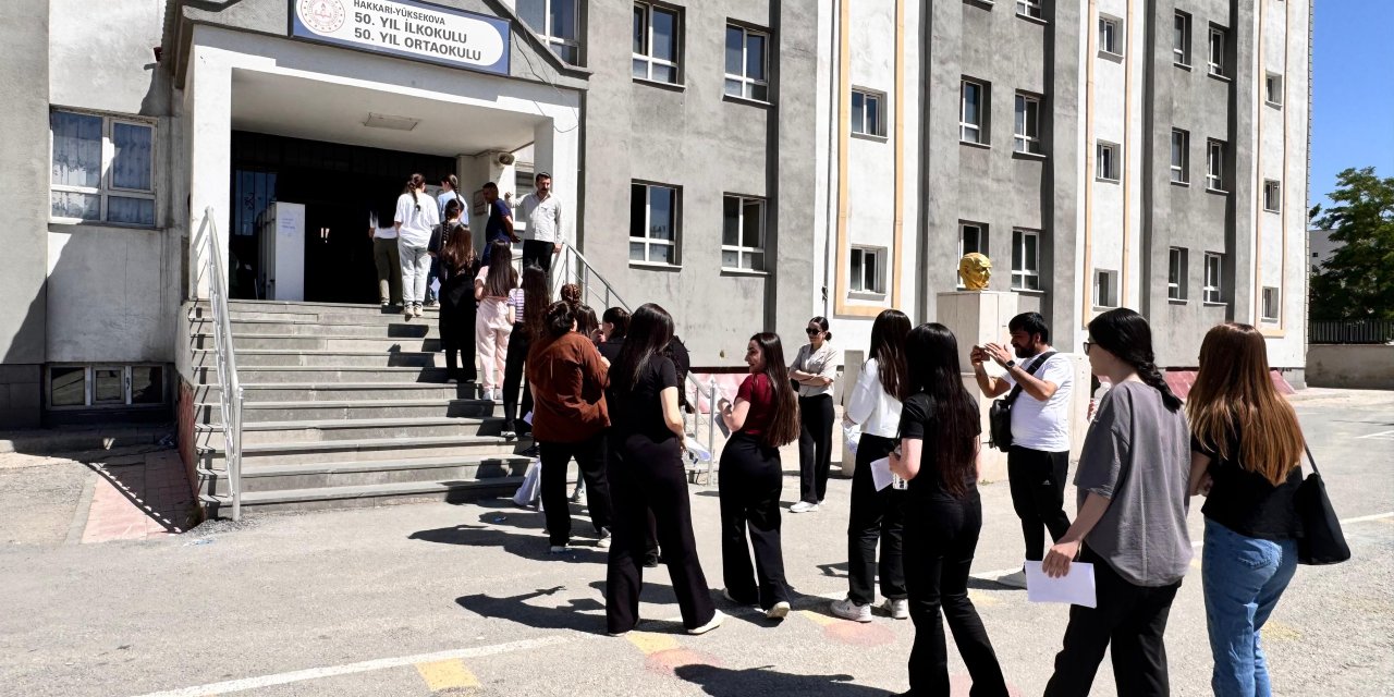 Yüksekova’da YKS’nin ikinci oturumu AYT başladı: Yaklaşık 4200 aday sınavda