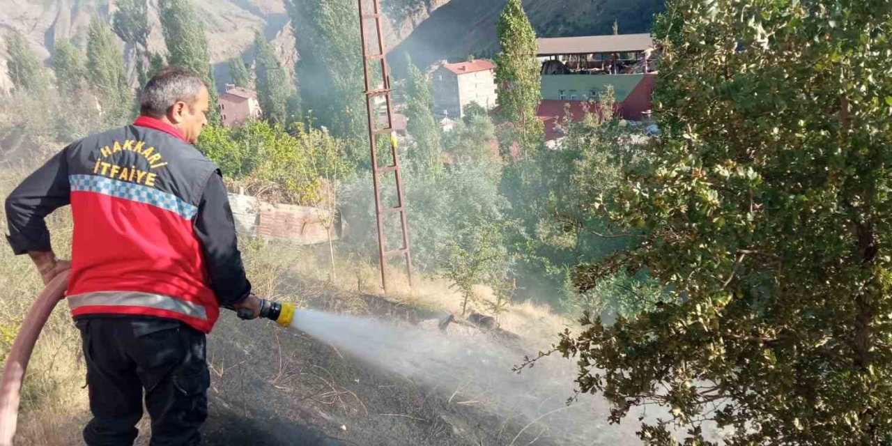 Hakkari itfaiyesinden anız yangınlarına müdahale