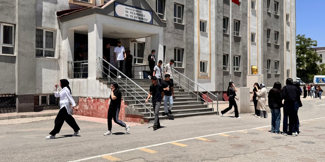 Yüksekova’da AYT heyecanı sona erdi: Yaklaşık 4200 aday sınava girdi