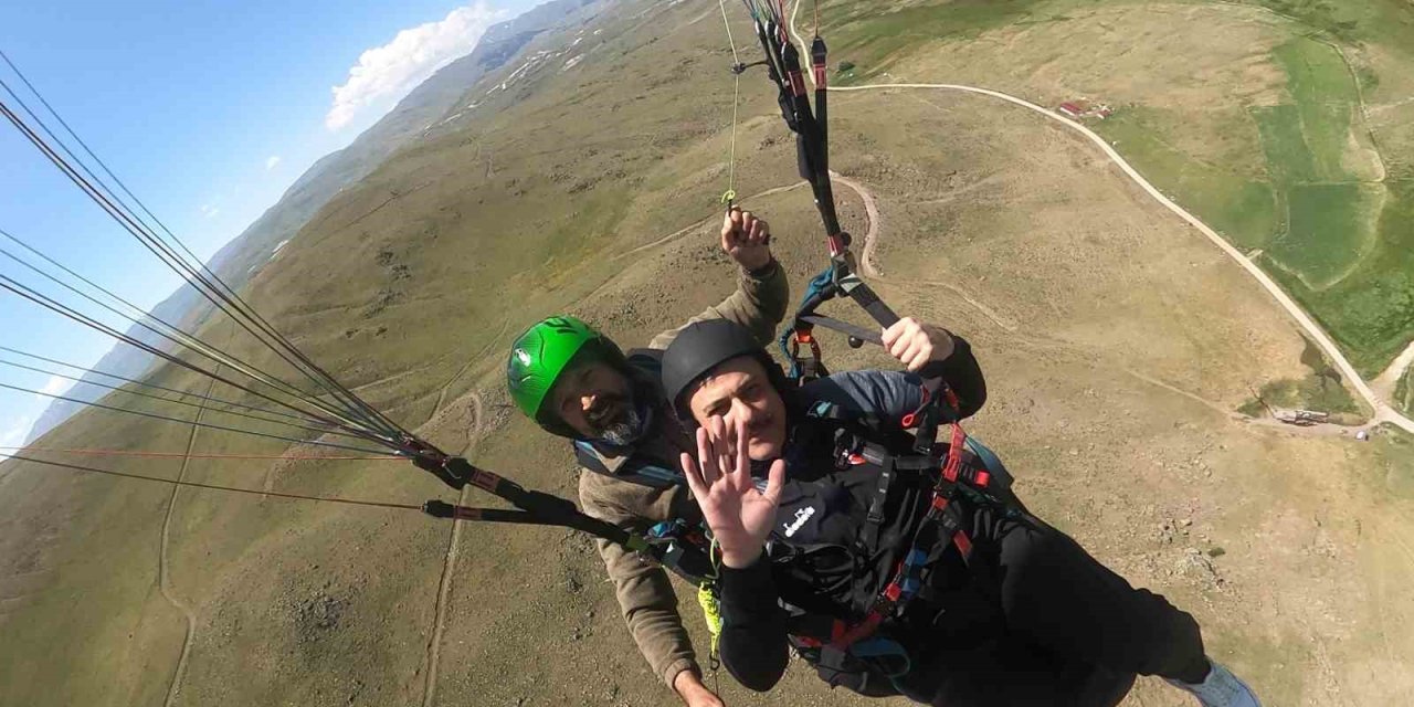Erzurum Valisi Çiftçi, yamaç paraşütüyle zirveden uçtu