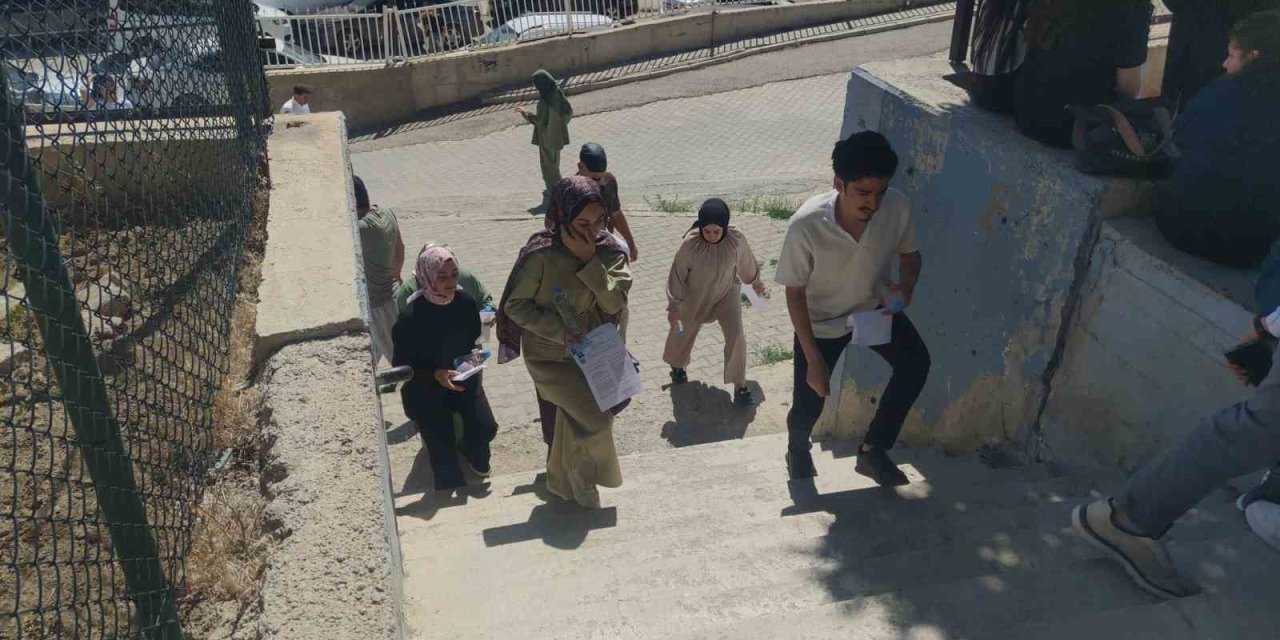 Van'da ikiz kardeşler kızlarıyla birlikte YKS’ye girdi