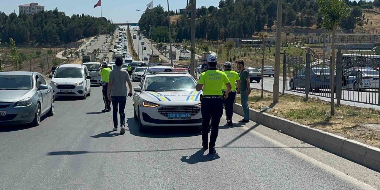 Kamyonet, polis aracına çarptı: 2 yaralı