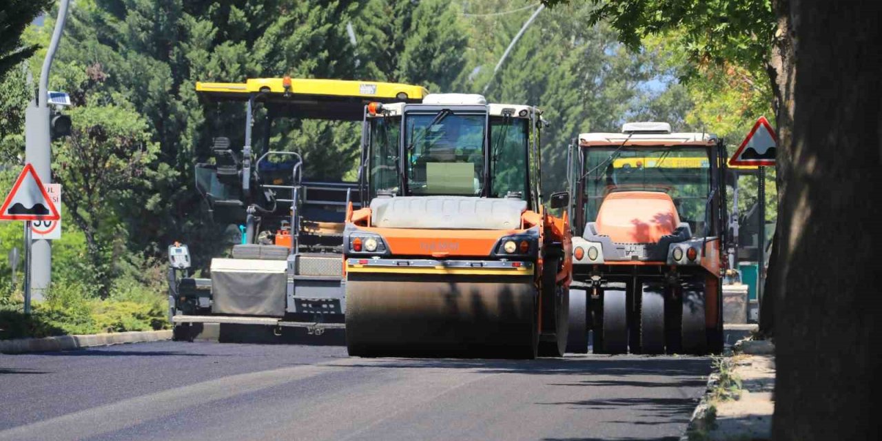 Elazığ’da  yol bakım ve asfalt çalışmaları devam ediyor