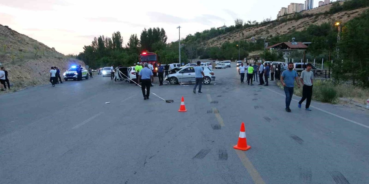 Malatya’da iki araç kafa kafaya çarpıştı, 11 kişi yaralandı