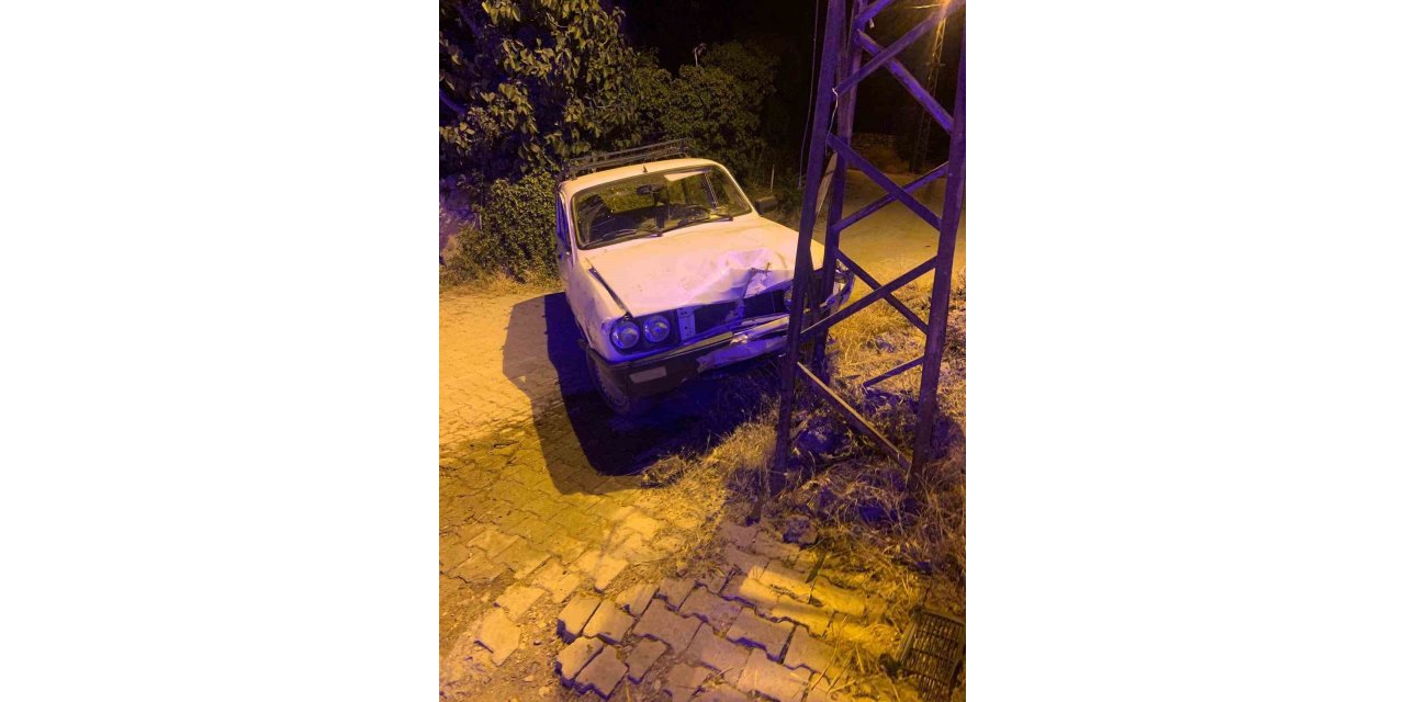 Otomobil elektrik direğine çarptı: 3 kişi yaralandı