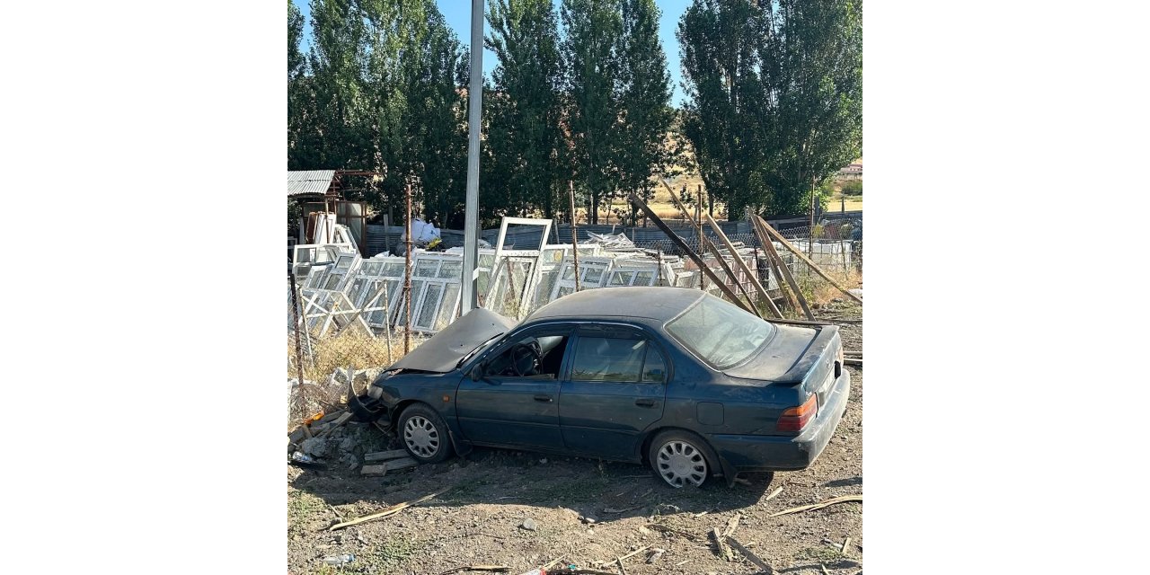 Bingöl’de otomobil elektrik direğine çarptı: 2 kişi yaralandı