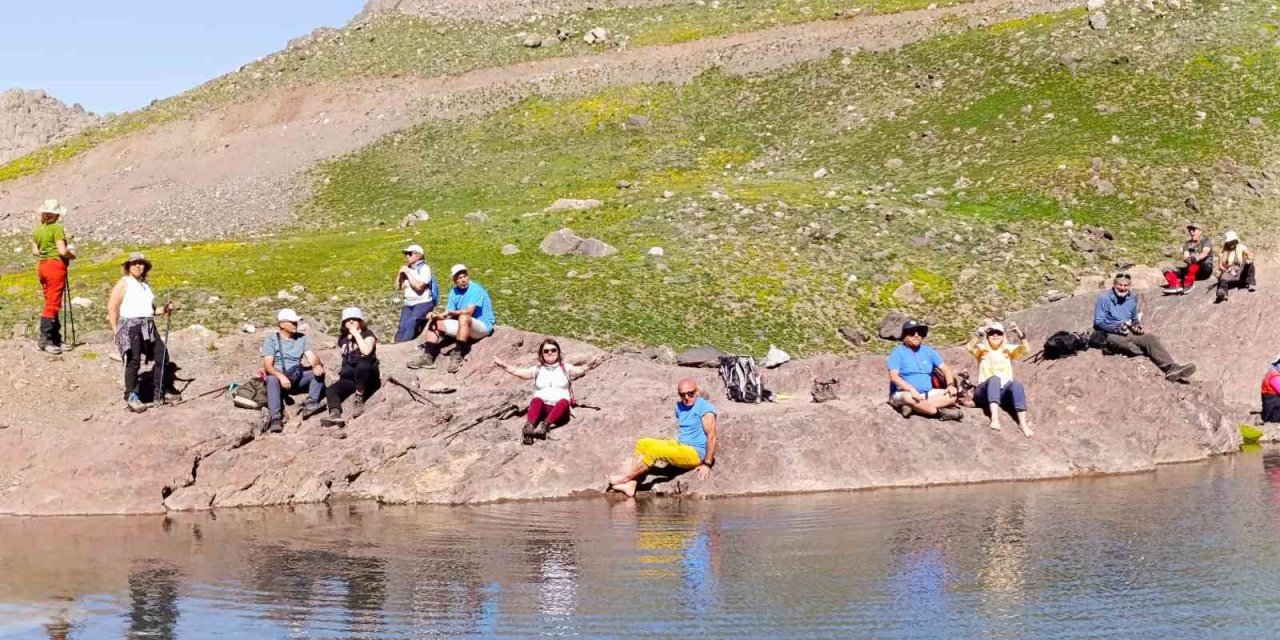 Yüksekova’nın doğası turistleri büyüledi