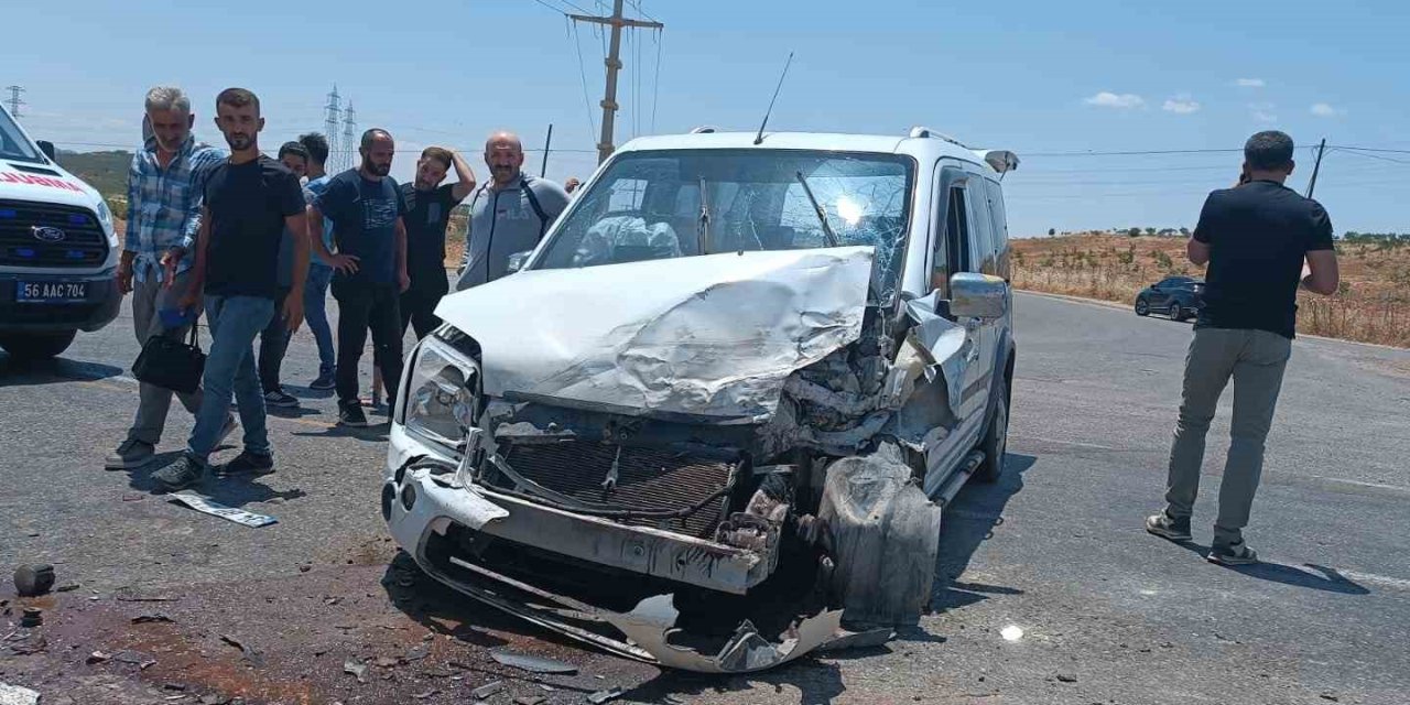 Siirt’te 2 hafif ticari araç çarpıştı: 4 kişi yaralandı
