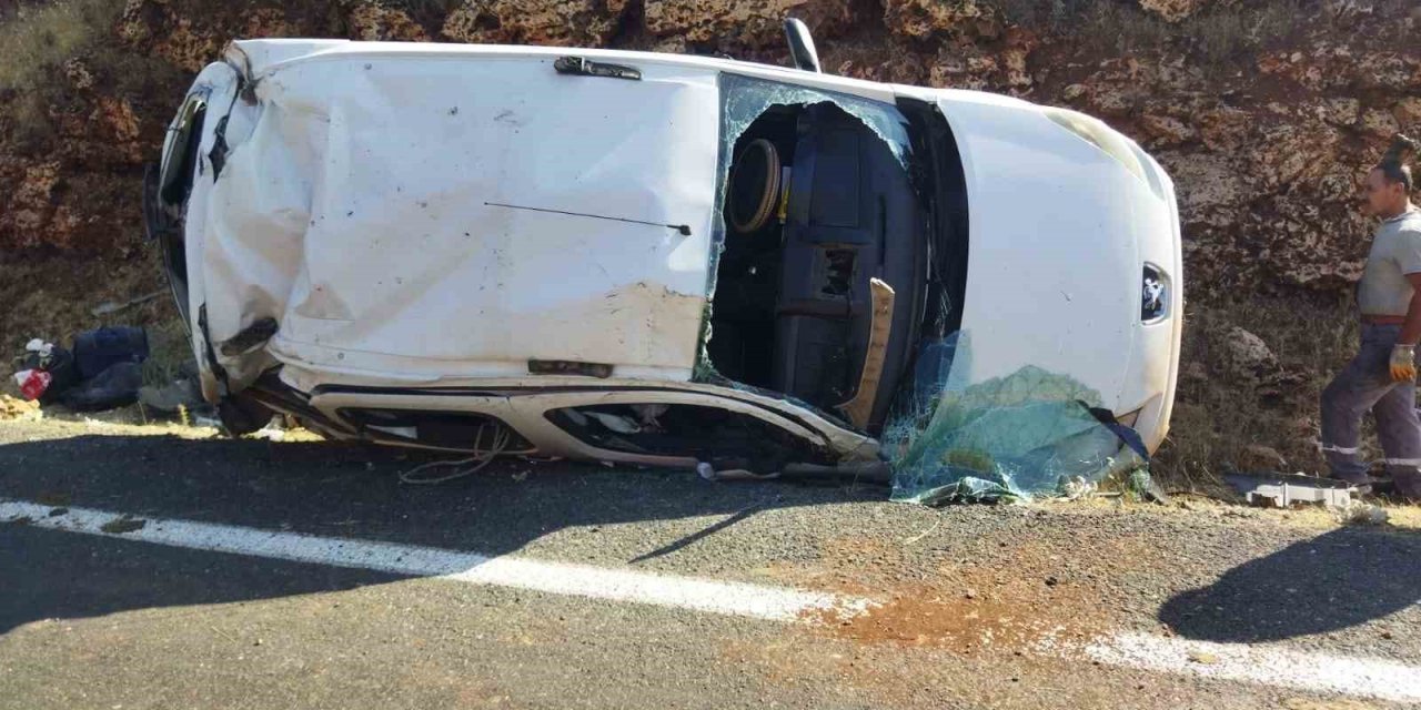Mardin’de hafif ticari araç takla attı: 3 yaralı