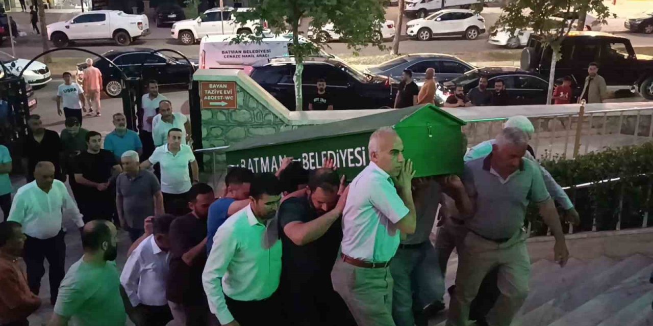 Batman’da trafik kazasında hayatını kaybedenlerden ikisi defnedildi