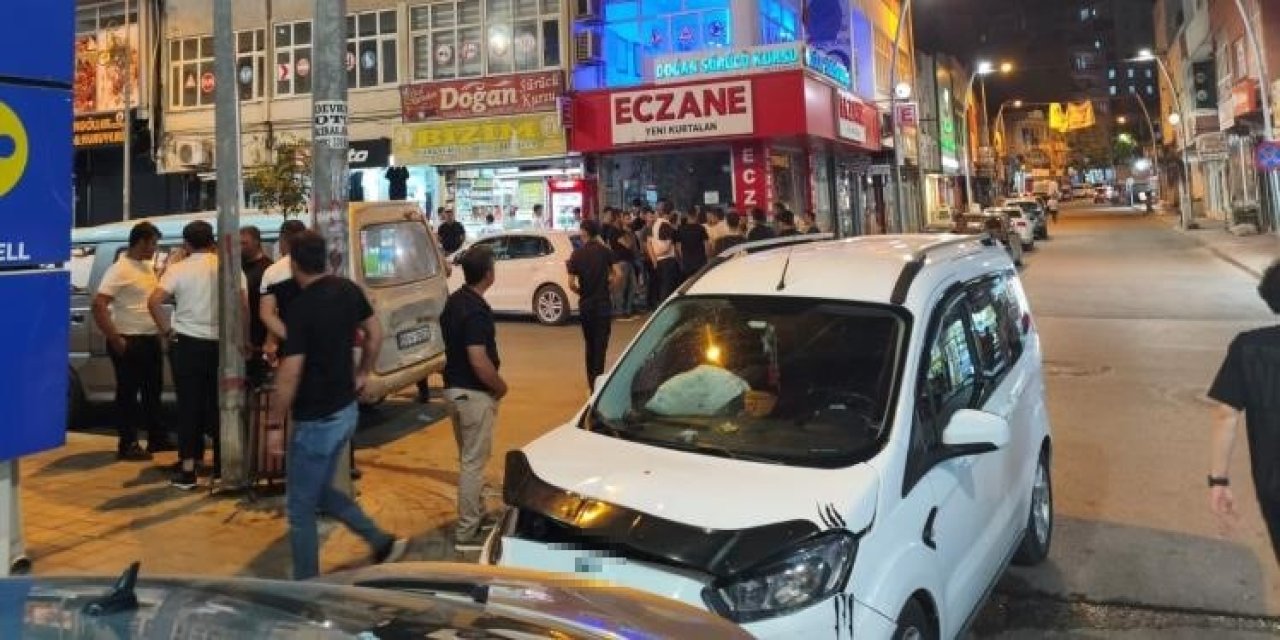 Siirt'in Kurtalan ilçesinde hafif ticari araç ile otomobil çarpıştı