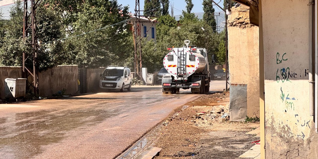Güngör Mahallesi’nde toz önlemi: Yollar düzenli olarak sulanıyor