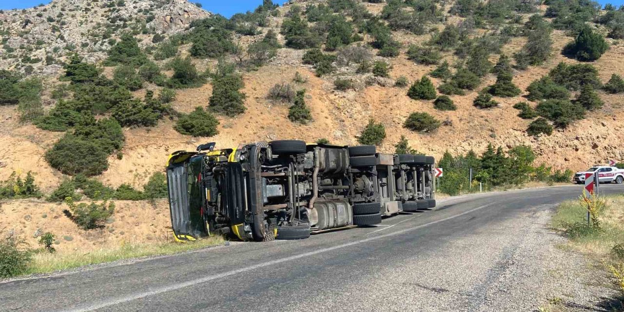 Kemaliye’de kaza: Tır devrildi