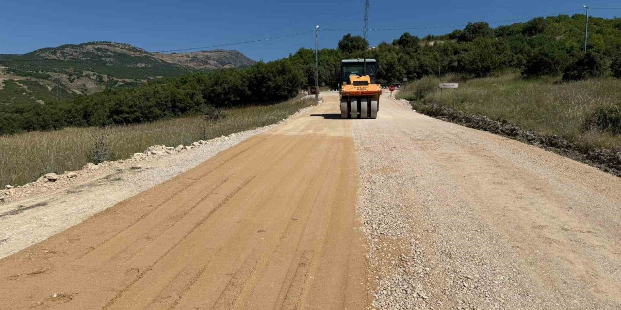 Tunceli’de köy yollarında sıcak asfalt çalışması
