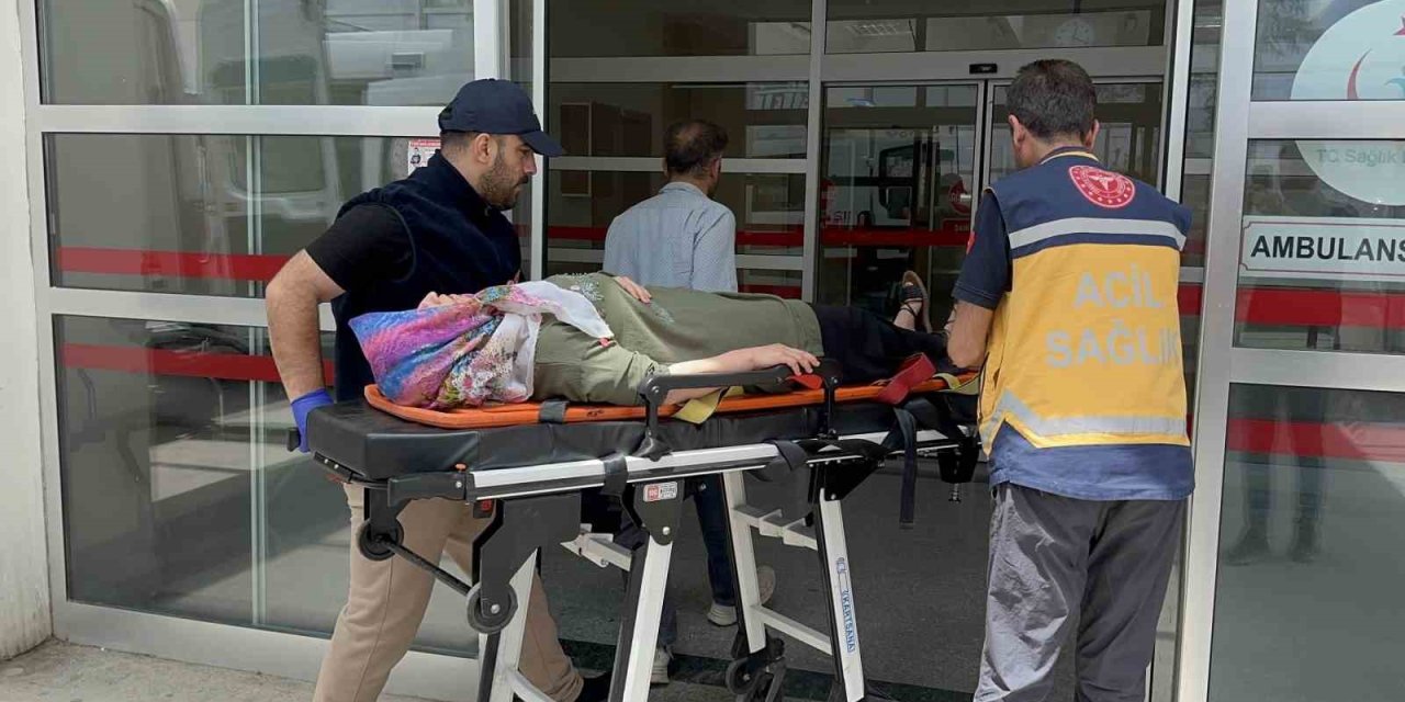 Adıyaman'da otomobil şarampole devrildi: 8 yaralı