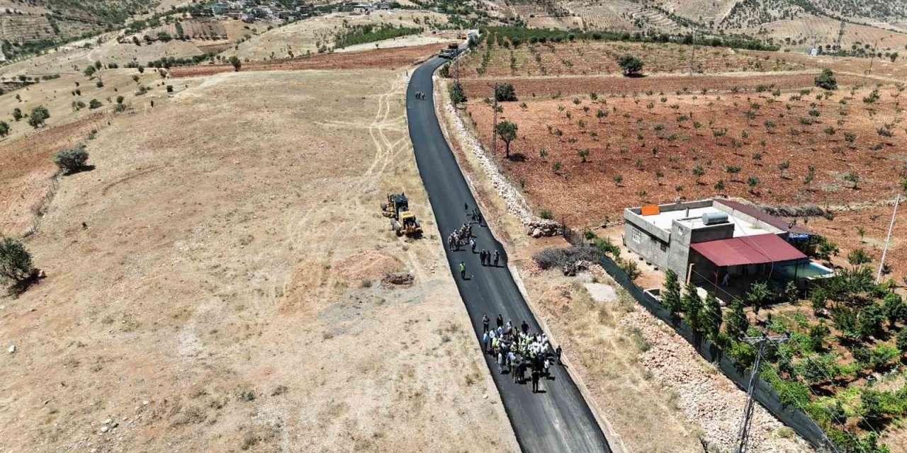 Eruh’taki köy yolu sıcak asfaltla buluşuyor