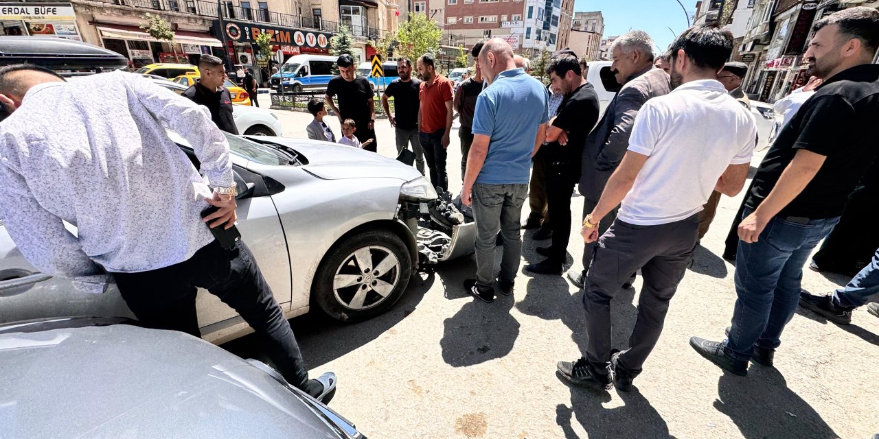 Yüksekova’da kamyonet park halindeki araca çarptı