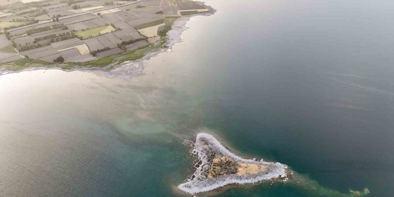 Tatvan sahilinde mikrobiyalit ve adacıklar gün yüzüne çıktı