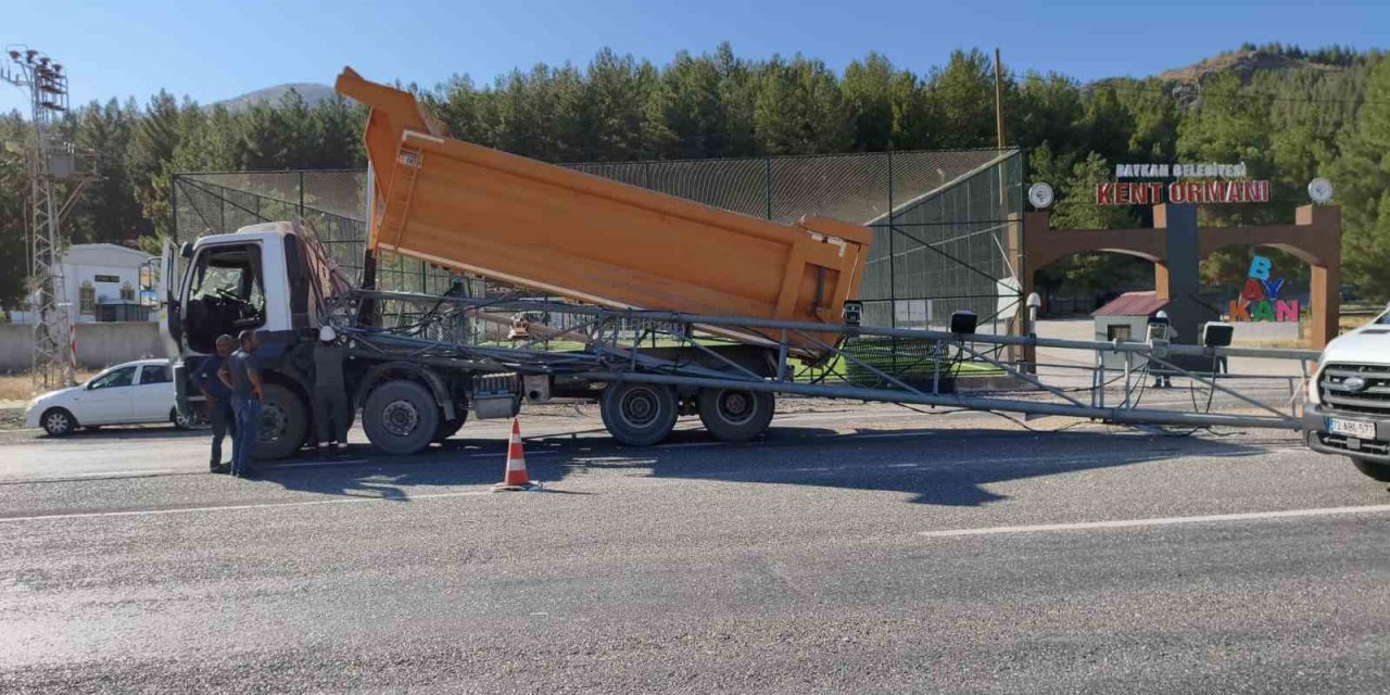 Siirt’te kamyon EDS direğine çarptı