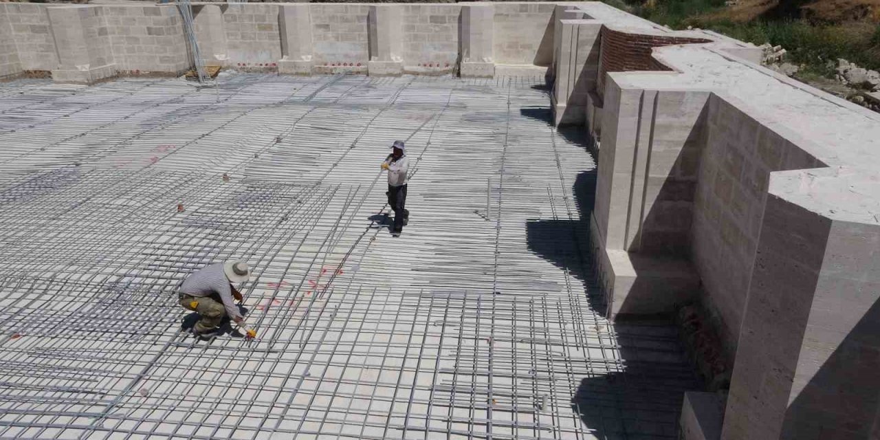 Van’da 750 yıllık cami onarılıyor