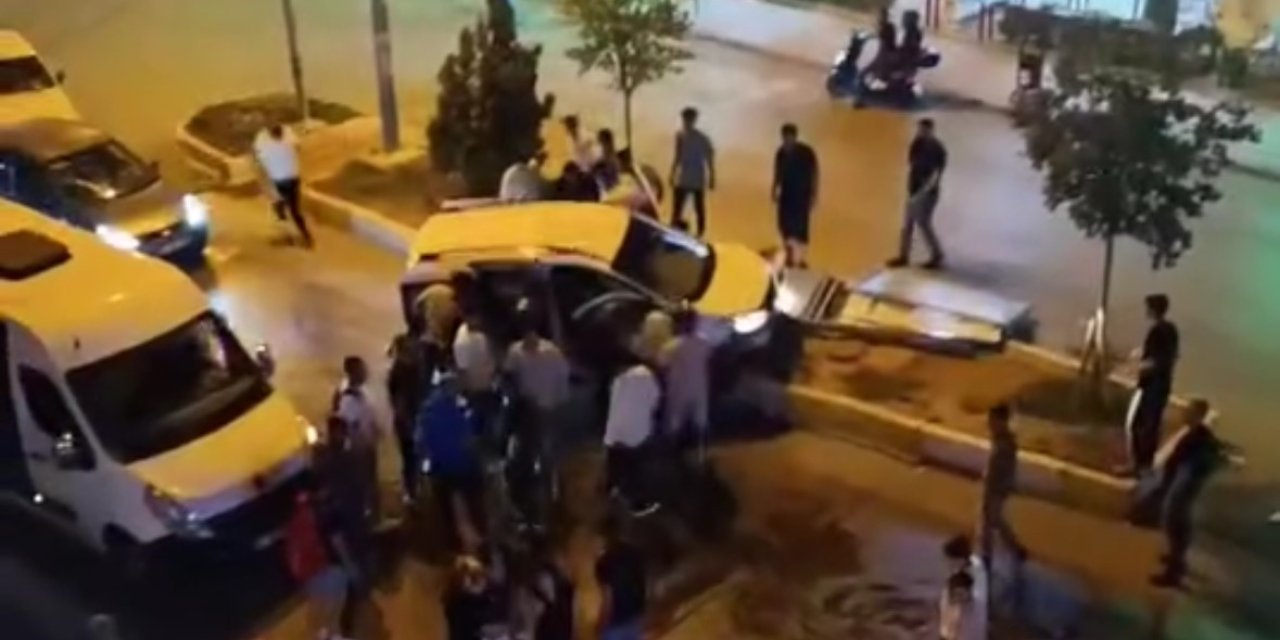 Mardin’de hafif ticari araç refüje çarptı