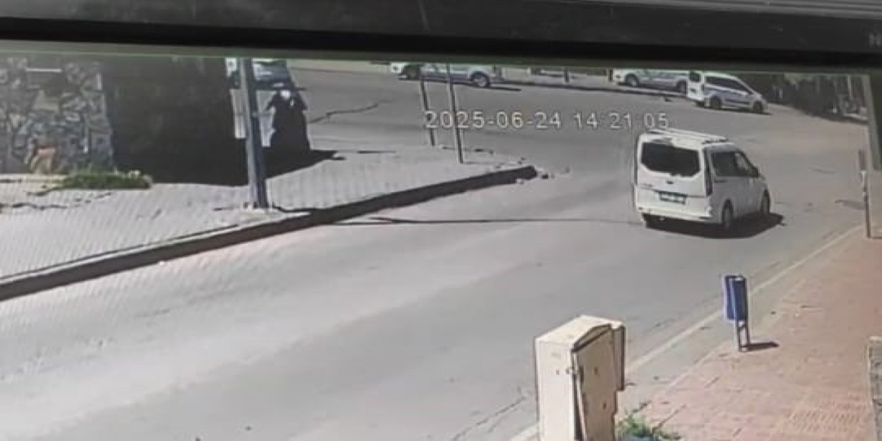 Otomobil ile kamyonetin çarpıştığı kaza güvenlik kamerasında