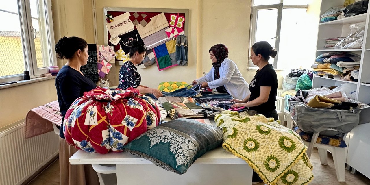 Mediha Ataman, Yüksekova’da ev tekstili ürünleri hem üretiyor hem öğretiyor