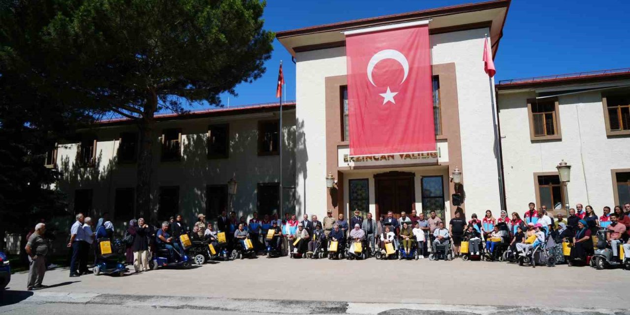 Erzincan’da 24 engelliye akülü sandalye desteği