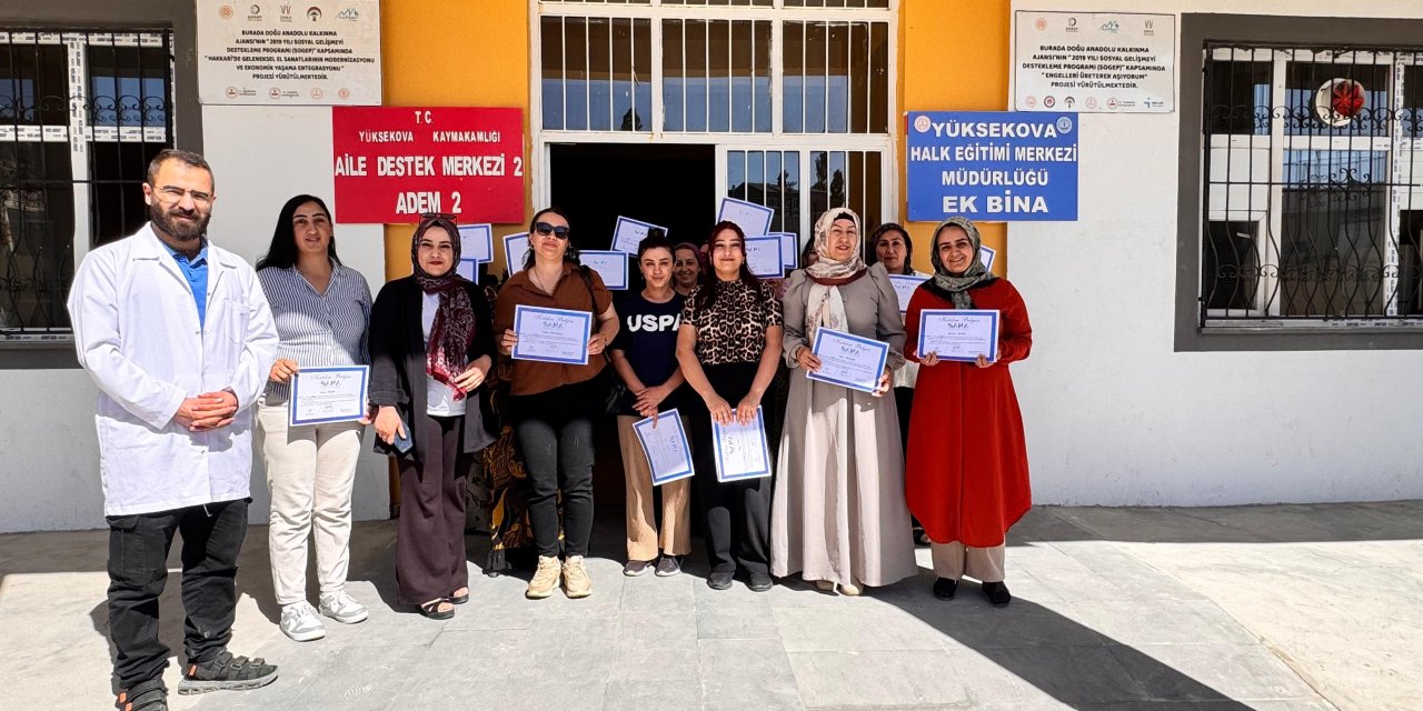 Yüksekova’da SAHA eğitimi alan kursiyerlere sertifikaları verildi