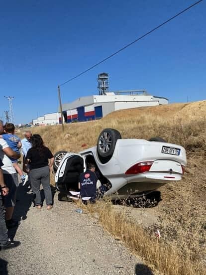 Silvan'da sürücüsünün kontrolünden çıkan otomobil takla attı: 2 yaralı