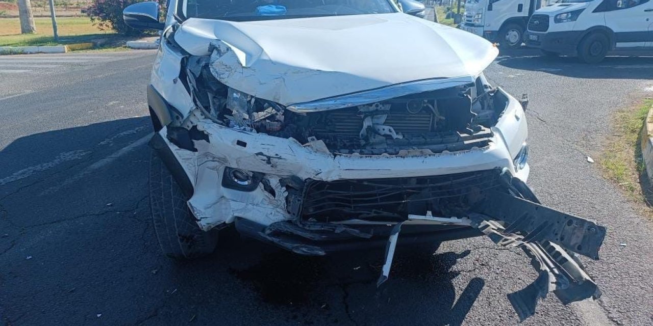 Kızıltepe'de otomobil ile hafif ticari araç çarpıştı: 1 yaralı