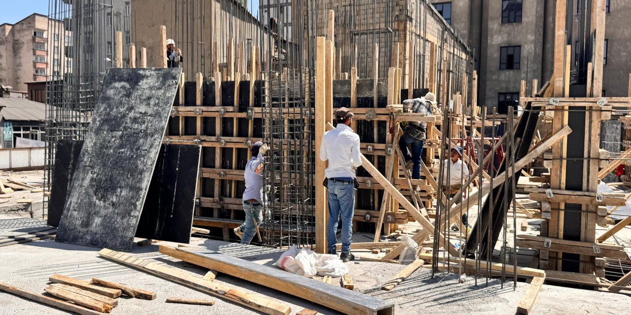 Yüksekova’da artan sıcaklıklar inşaat işçilerini zorluyor: “Geçim için mecburen bu işi yapıyoruz”