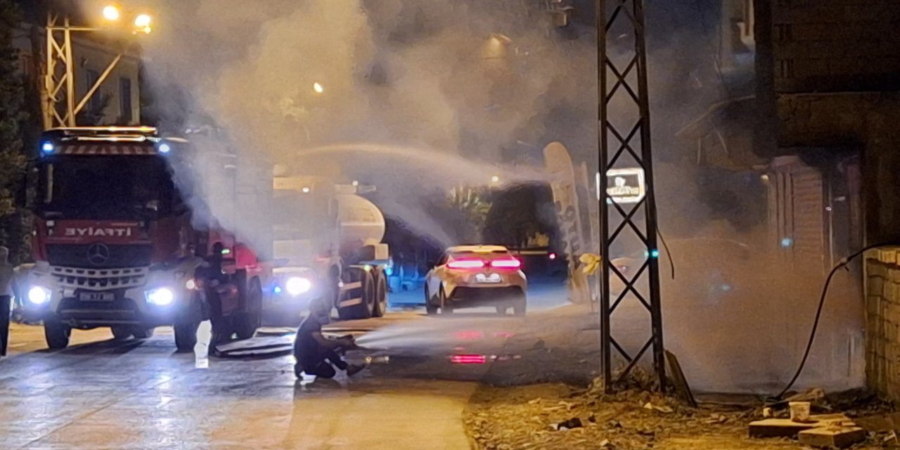 Yüksekova’da metruk binada yangın