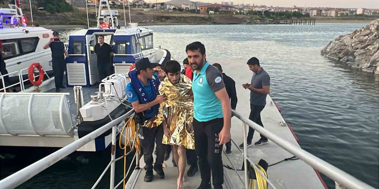 Van Gölü’nde akıntıya kapılan genç kurtarıldı