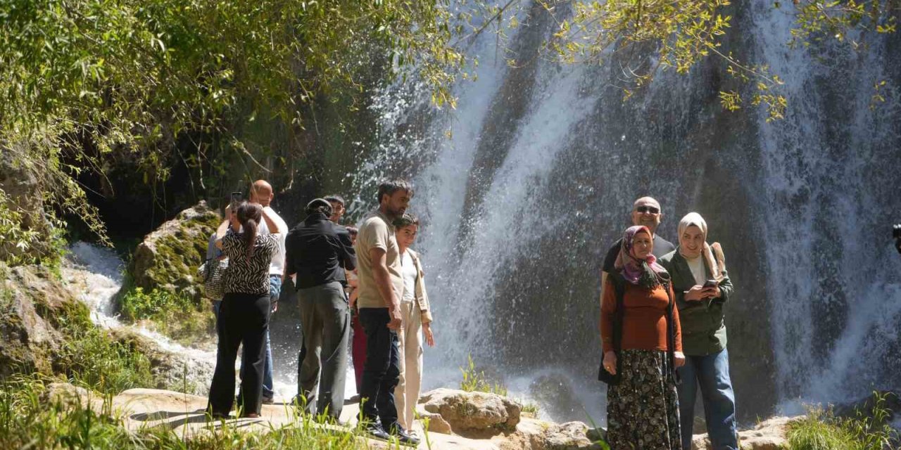 Erzincan'da sıcaktan bunalanların adresi: Girlevik Şelalesi