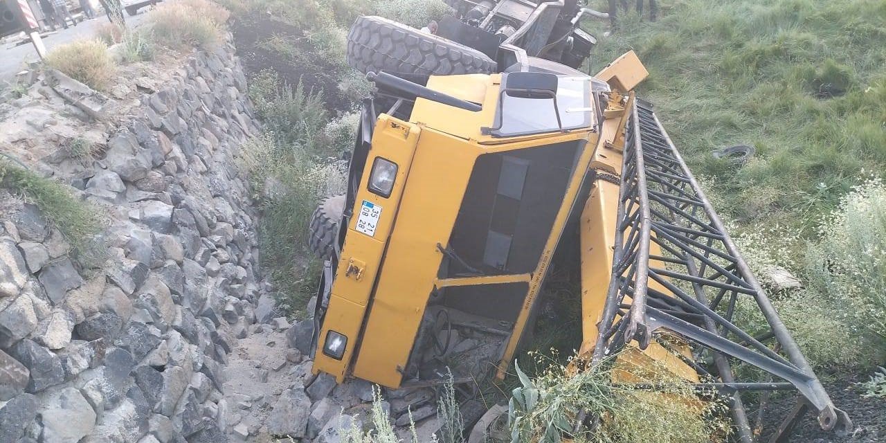 Vinç operatörü kurtulmaya çalışırken yaşamını yitirdi