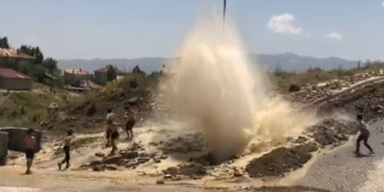 Patlayan su hattı çocukların serinleme durağı oldu
