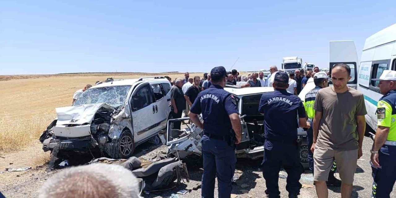 Adıyaman'da otomobil ile hafif ticari araç çarpıştı: 4 ölü, 1 yaralı