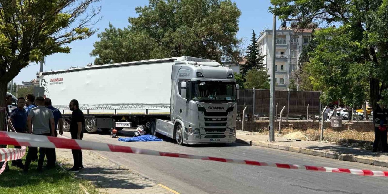 Antep’te tırın altında kalan motosikletteki 2 kişi hayatını kaybetti