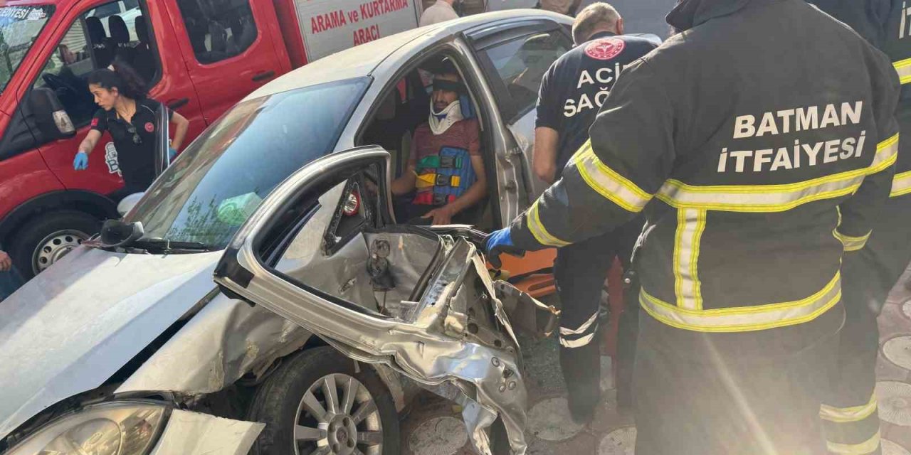 Otomobillerin çarpışması sonucu sıkışan sürücü kurtarıldı