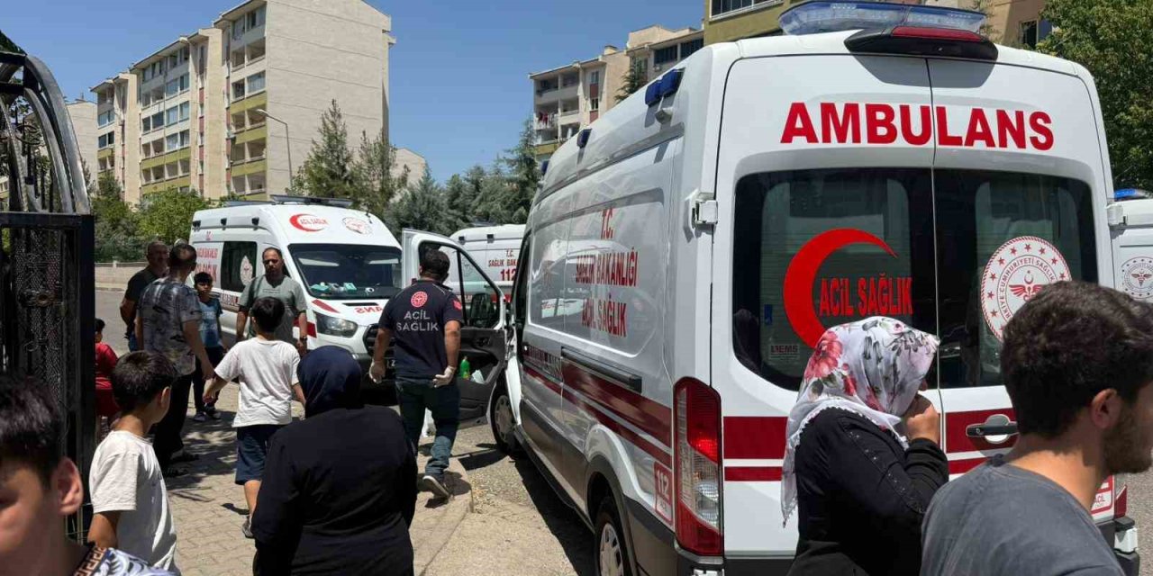 Klima ünitesinden çıkan yangında duman binayı kapladı, 4 kişi etkilendi