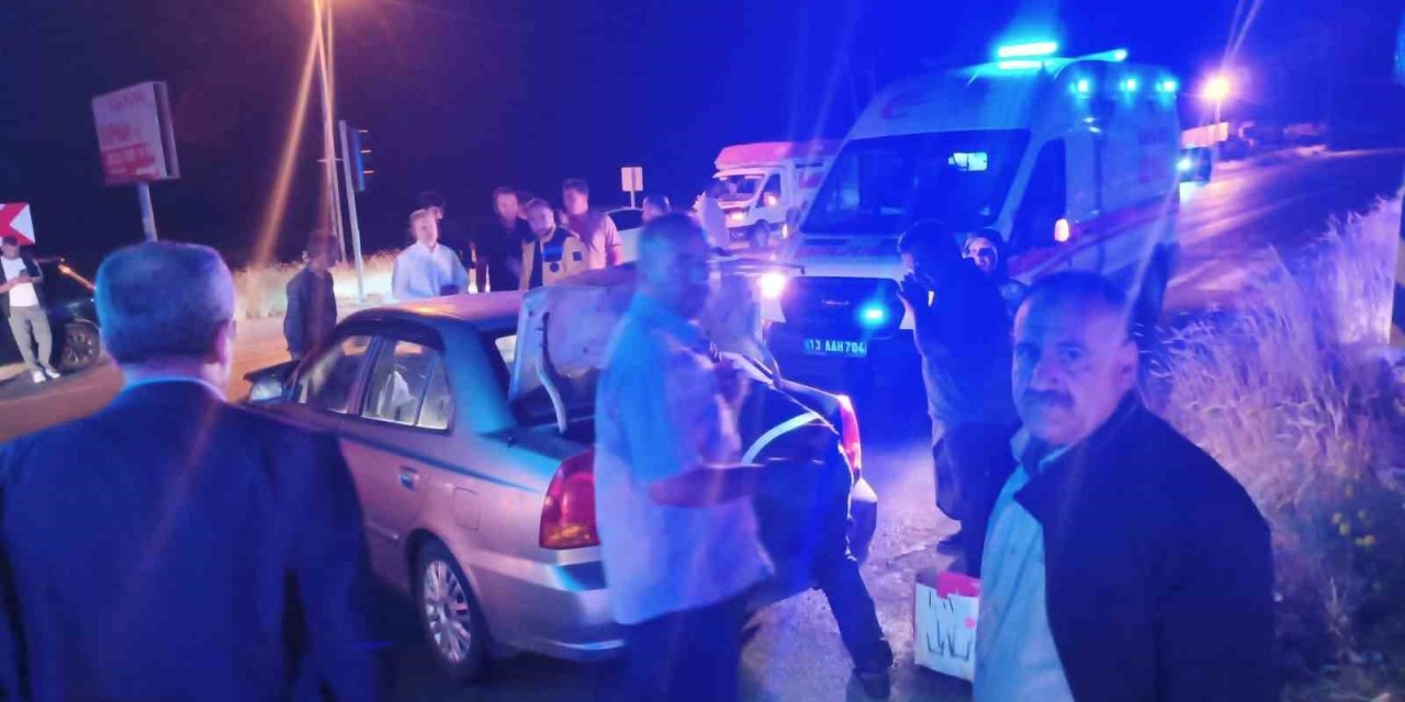 Erciş'te 2 otomobil çarpıştı: 9 yaralı