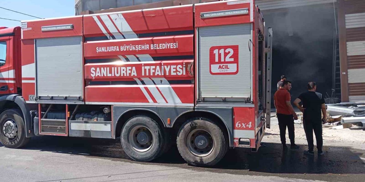 Şanlıurfa’da boya fabrikasında çıkan söndürüldü