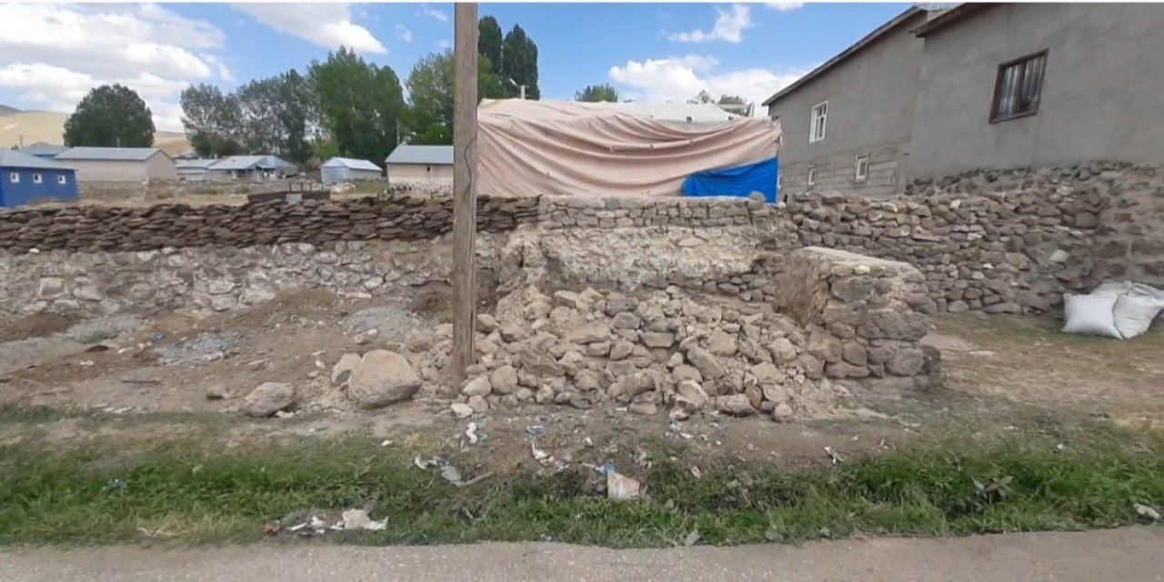 Özalp’ta kamyonet duvara çarptı