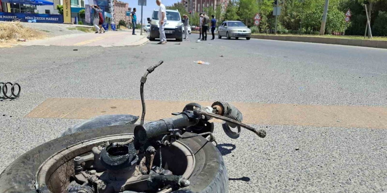 Hafif ticari araç, park halindeki iki araca çarptı